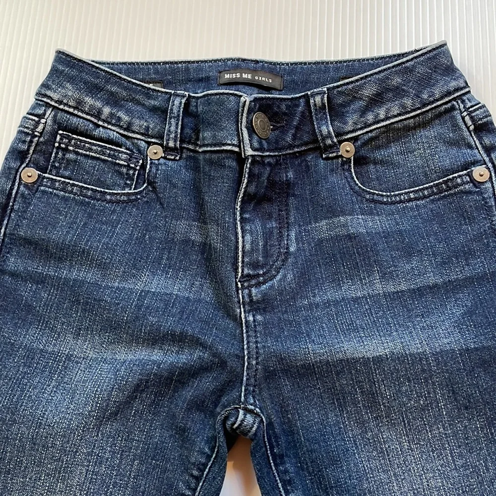 Miss Me Girls skinny ankle blue jean with embroidery detailing. Girls size 8